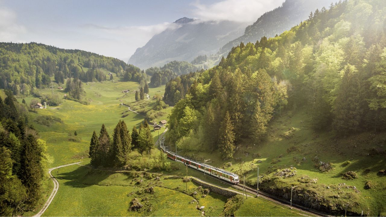 Train, Zentralbahn/ZB, Summer/Spring, Zentralschweiz